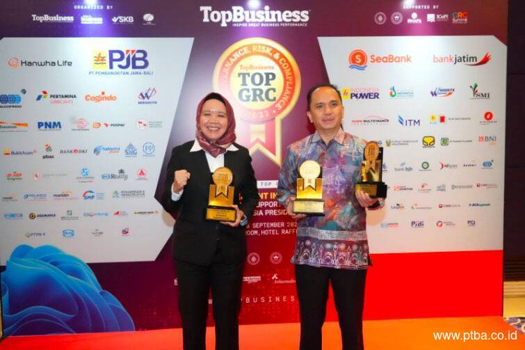 Tiga Penghargaan Diraih PTBA di Ajang TOP GRC Awards 2022