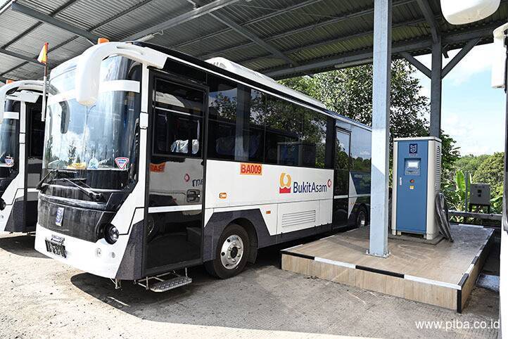 PTBA Mulai Operasikan 10 Unit Bus Listrik untuk Kendaraan Tambang