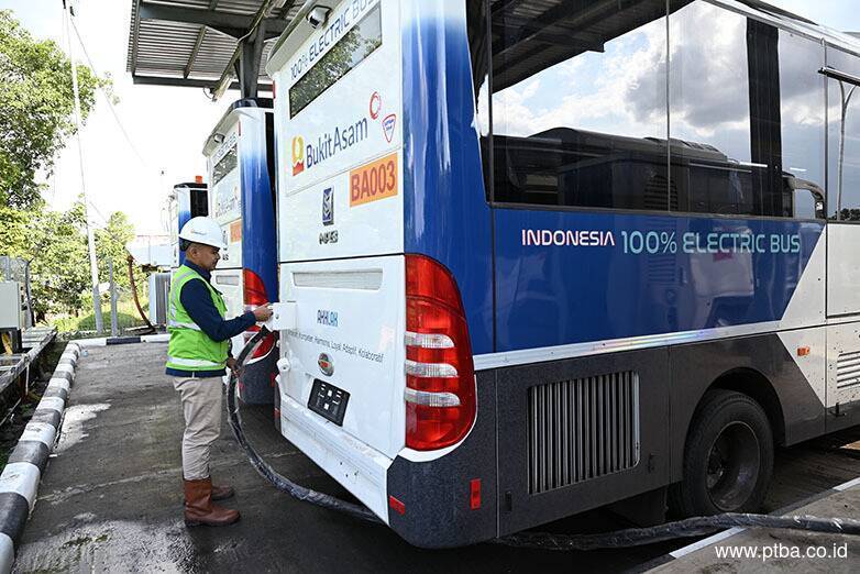 Lima Unit Bus Listrik Dioperasikan PTBA untuk Pelabuhan Tarahan