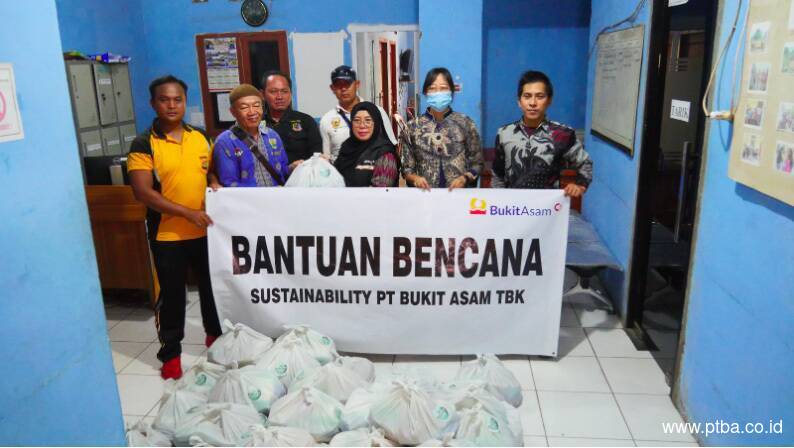 PTBA Bagikan 396 Paket Sembako untuk Korban Banjir di Muara Enim