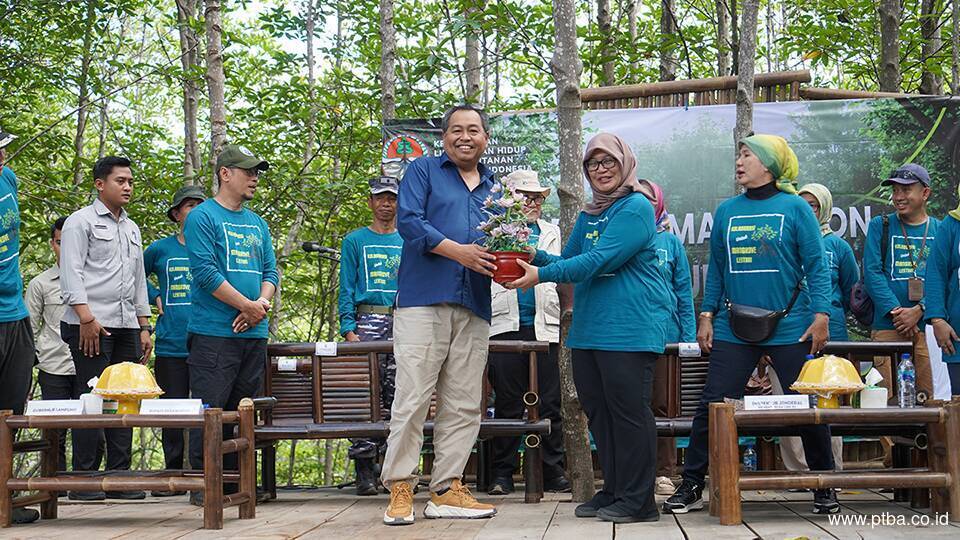 Hari Lahan Basah Sedunia, Bukit Asam (PTBA) Ikut Aksi Tanam Mangrove