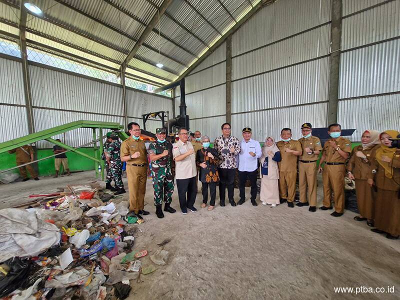 Bukit Asam (PTBA) Serahkan Bantuan Mesin Pemusnah Sampah untuk Muara Enim
