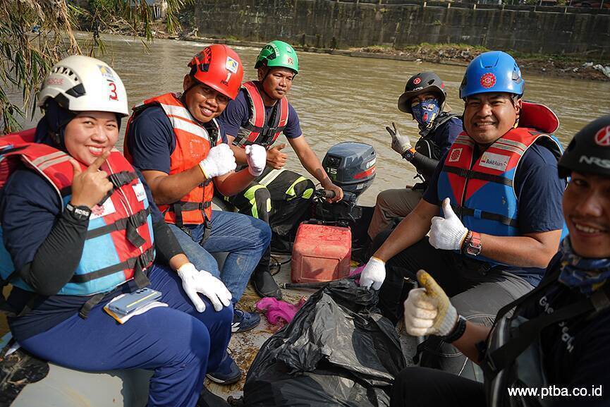 Jaga Lingkungan, Bukit Asam (PTBA) Ajak Masyarakat Bersih-bersih Sungai Enim